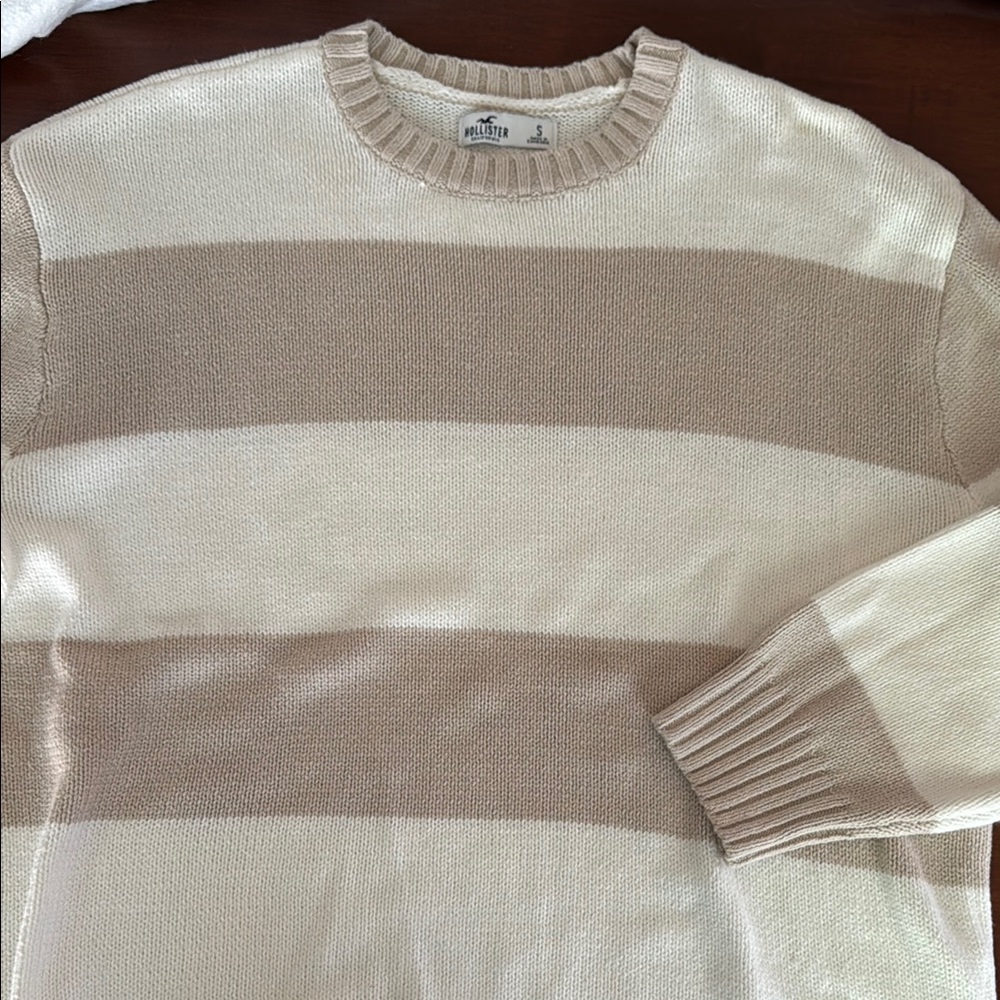 Hollister men’s Cream and Tan Striped Sweater size small